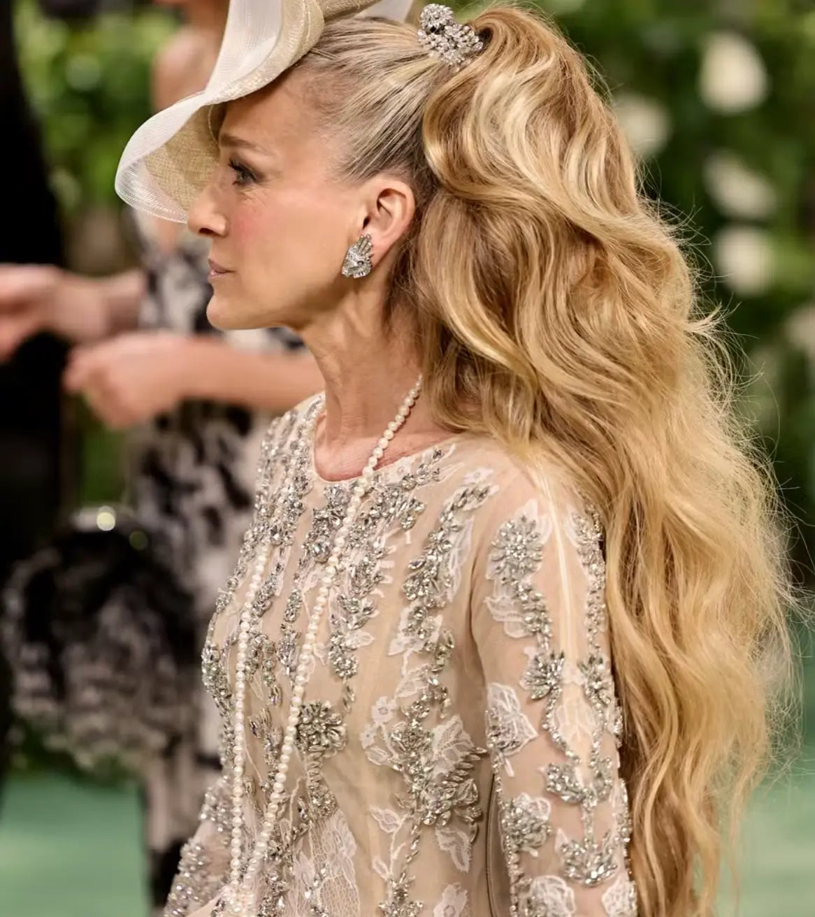 Tendências-de-Penteados-do-Met-Gala-2024-Looks-Fantasia-com-Mega-Hair-e-apliques-de-cabelo MOJO