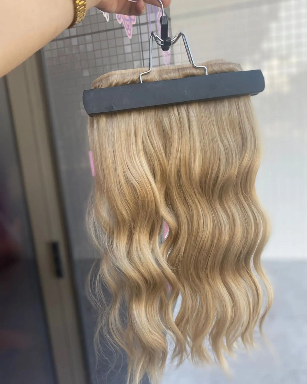 Aplique Tic Tac Invisi MOJO – Loiro Bege 55cm (Cabelo Humano) 160–170g MOJO