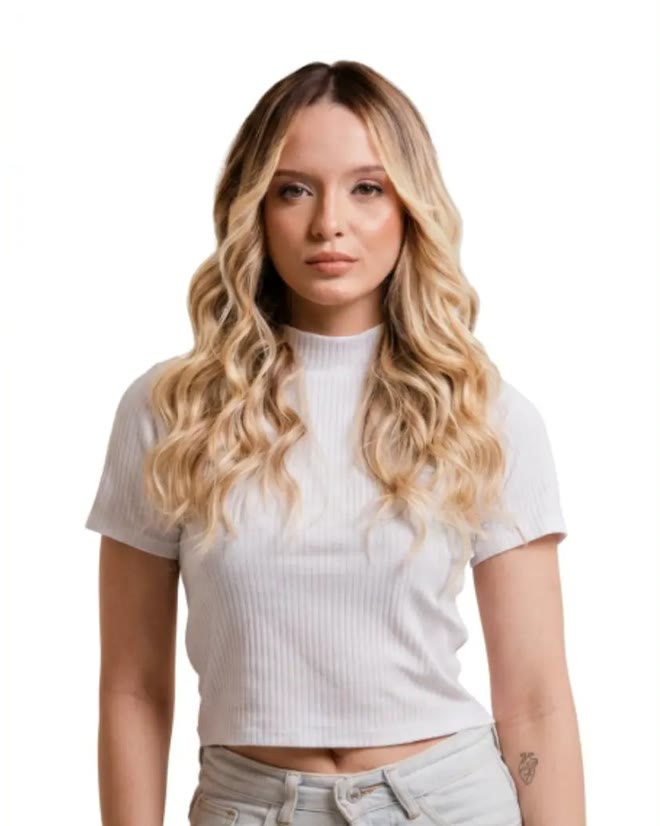 Cliente usando o Aplique de Cabelo Halo MOJO Balayage – Mechas 45 cm