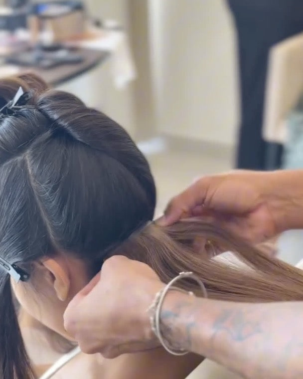 Profissional de beleza aplicando apliques MOJO em uma cliente
