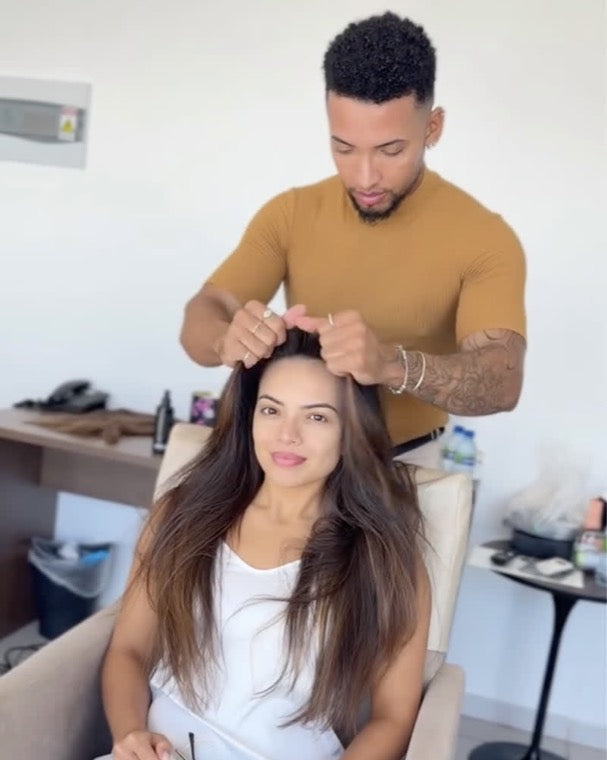 Profissional de beleza aplicando apliques MOJO em uma cliente