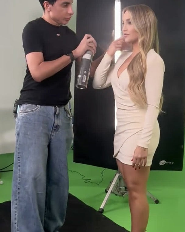 Profissional de beleza aplicando apliques MOJO em uma cliente